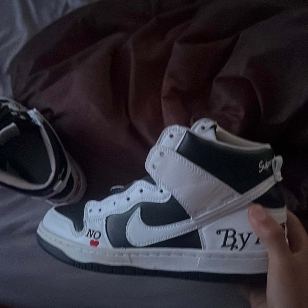 selling these nike dunks x surpreme they go for 230 i want 170 the size is 8.5